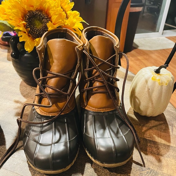 Brown duck boots 🦆 size 6/7 woman’s - Picture 2 of 3